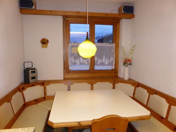 Möbel, Tabelle, Eigentum, Holz, Stuhl, Interior Design, Holzbeize, Fussboden, Schreibtisch, Hartholz