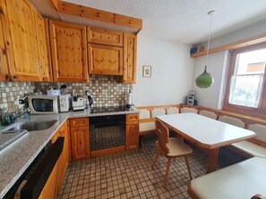 Cabinetry, Möbel, Sinken, Countertop, Fenster, Spüle, Zapfhahn, Küche, Holz, Armatur