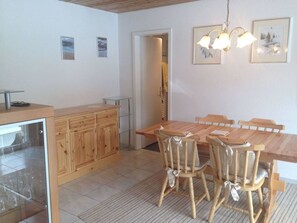 Table, Meubles, Propriété, Cabinetry, Bois, Chaise, Design Intérieur, Éclairage, Sol, Tache De Bois