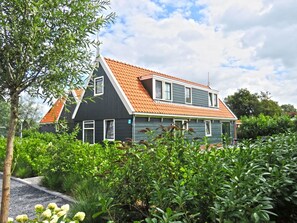 Pflanze, Himmel, Wolke, Gebäude, Fenster, Baum, Haus, Natürliche Landschaft, Grundstueck, Gras