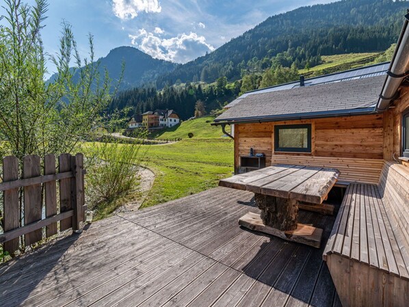 Ciel, Nuage, Montagne, Propriété, Plante, Bâtiment, Fenêtre, Paysage Naturel, Arbre, Bois