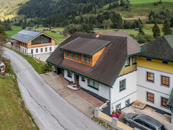 Gebäude, Eigentum, Fenster, Haus, Rad, Baum, Grundstueck, Fahrzeug, Auto