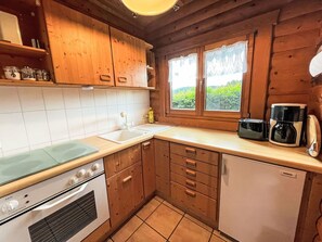 Cabinetry, Countertop, Property, Kitchen, Kitchen Appliance, Window, Drawer, Wood, Plant, Lighting