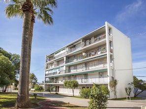 Pflanze, Himmel, Eigentum, Wasser, Baum, Azurblau, Gebäude, Die Architektur, Arecales, Wohngebiet