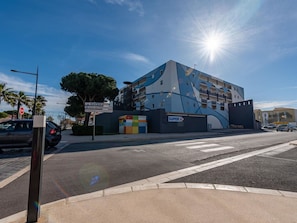 Plante, Ciel, Propriété, L'Eau, Arbre, Bleu Azur, Bâtiment, Architecture, Arecales, Zone Résidentielle