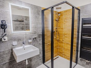 Tap, Plumbing Fixture, Mirror, Sink, Bathroom, Shower Door, Bathroom Sink, Interior Design, Lighting