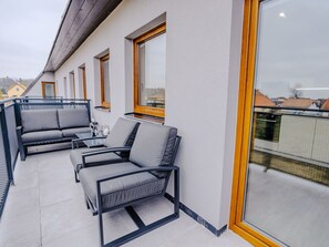Shade, Wood, Window, Comfort, Outdoor Furniture, Rectangle, Building, House, Floor, Living Room
