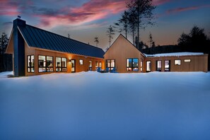 Twilight Tranquility: When the day fades, the real magic begins 🌙 Immerse yourself in stunning views and the gentle calm of evening.