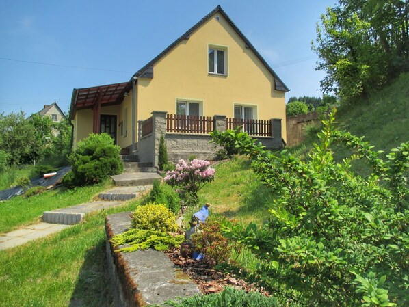 Pflanze, Gebäude, Eigentum, Himmel, Fenster, Blume, Natur, Botanik, Baum, Haus