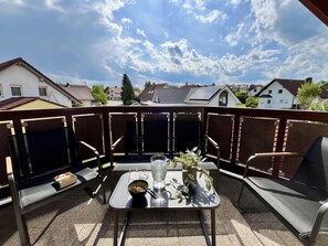 Wolke, Himmel, Gebäude, Tabelle, Fenster, Stuhl, Gartenmöbel, Haus, Schatten, Tisch Im Freien
