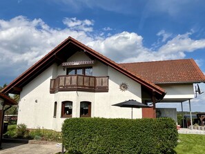 Wolke, Pflanze, Himmel, Eigentum, Gebäude, Fenster, Grundstueck, Hütte, Gras, Wohngebiet