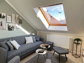 Tabelle, Möbel, Eigentum, Couch, Bilderrahmen, Gebäude, Interior Design, Beleuchtung, Holz, Wohnzimmer