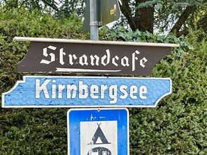 Schriftart, Baum, Rechteck, Natürliche Landschaft, Strasse, Gas, Signage, Elektrisches Blau