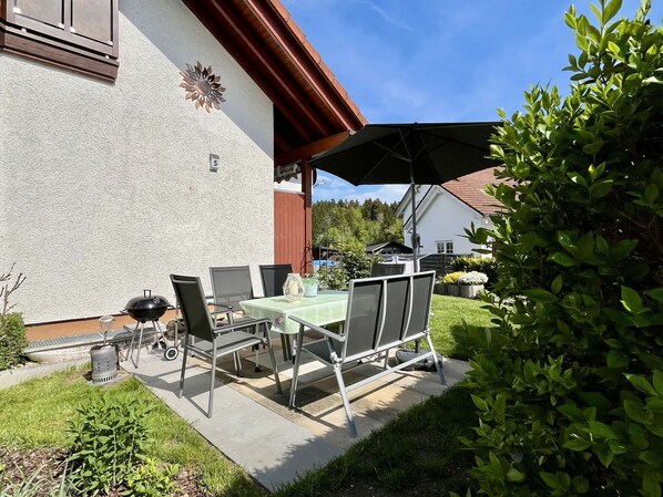 Pflanze, Eigentum, Möbel, Gebäude, Himmel, Tabelle, Schatten, Stuhl, Die Architektur, Gartenmöbel