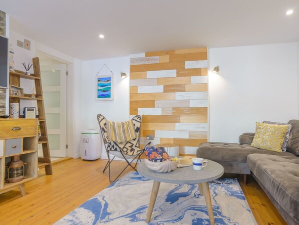 Tabelle, Möbel, Stuhl, Holz, Interior Design, Fussboden, Flooring, Holzbeize, Wand, Küche & Esszimmer Tisch