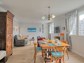 Tabelle, Möbel, Eigentum, Himmel, Gebäude, Couch, Azurblau, Wolke, Schatten, Interior Design
