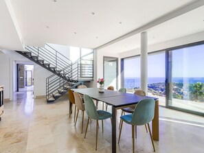 Table, Meubles, Propriété, Ciel, Bâtiment, Canapé, Bleu Azur, Nuage, Ombre, Design Intérieur