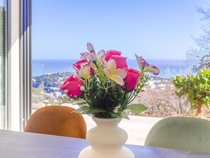 Table, Meubles, Propriété, Ciel, Bâtiment, Canapé, Bleu Azur, Nuage, Ombre, Design Intérieur