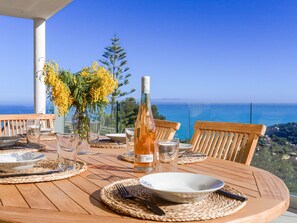 Table, Meubles, Propriété, Ciel, Bâtiment, Canapé, Bleu Azur, Nuage, Ombre, Design Intérieur