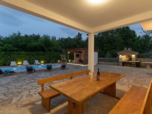 Tabelle, Eigentum, Möbel, Couch, Holz, Schatten, Gartenmöbel, Interior Design, Wohnzimmer, Pflanze