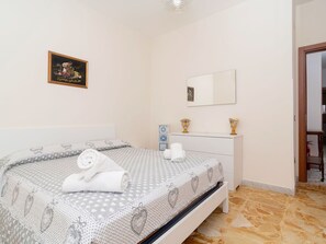 Tabelle, Möbel, Eigentum, Himmel, Gebäude, Couch, Azurblau, Wolke, Schatten, Interior Design