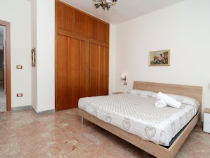 Tabelle, Möbel, Eigentum, Himmel, Gebäude, Couch, Azurblau, Wolke, Schatten, Interior Design