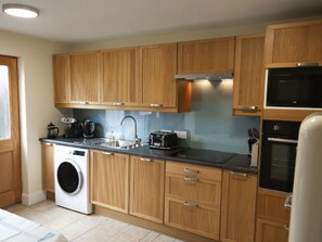 Braun, Cabinetry, Countertop, Eigentum, Sinken, Küchengerät, Wäschekammer, Herd, Küche, Holz