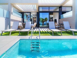Water, Building, Sky, Daytime, Property, Swimming Pool, Azure, Window, Tower Block, Plant