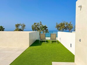 Water, Building, Sky, Daytime, Property, Swimming Pool, Azure, Window, Tower Block, Plant