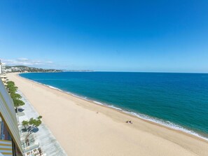 L'Eau, Bâtiment, Ciel, Jour, Propriété, Piscine, Bleu Azur, Fenêtre, Bloc Tour, Plante