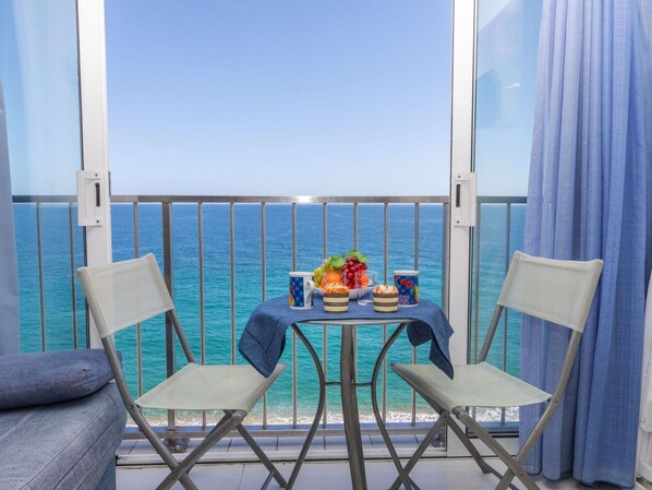L'Eau, Bâtiment, Ciel, Jour, Propriété, Piscine, Bleu Azur, Fenêtre, Bloc Tour, Plante