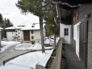 Building, Window, Tree, House, Snow, Plant, Neighbourhood, Cottage, Residential Area, Siding