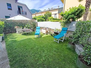 Plante, Meubles, Propriété, Bâtiment, Ciel, Table, Chaise, Nuage, Mobilier De Jardin, Lot Terre