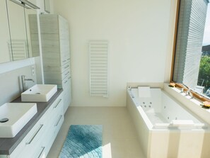 Bathtub, Tap, Mirror, Plumbing Fixture, Sink, Bathroom Sink, Wood, Bathroom, Window