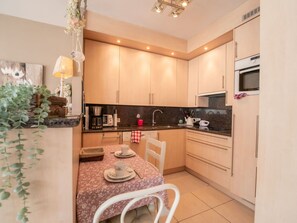 Propriété, Comptoir, Meubles, Cabinetry, Bois, Design Intérieur, Plante, Cuisine, Sol, Beige