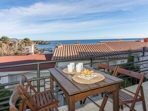 Jour, Bâtiment, Ciel, Bleu Azur, Fenêtre, Architecture, Table, Condominium, Bois, Rayonnage