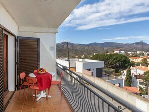 Jour, Bâtiment, Ciel, Bleu Azur, Fenêtre, Architecture, Table, Condominium, Bois, Rayonnage