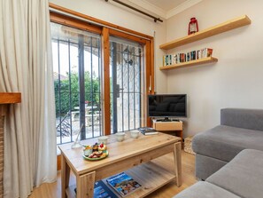 Daytime, Building, Sky, Azure, Window, Architecture, Table, Condominium, Wood, Shelving