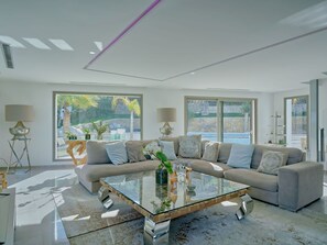 Jour, Bâtiment, Ciel, Bleu Azur, Fenêtre, Architecture, Table, Condominium, Bois, Rayonnage