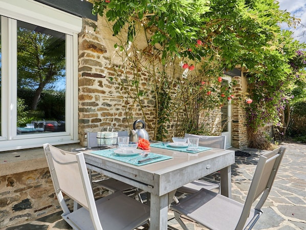 Plante, Table, Propriété, Meubles, Fenêtre, Bâtiment, Fleur, Tableau De Plein Air, Ombre, Mobilier De Jardin