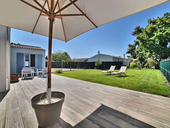 Ciel, Propriété, Bâtiment, Plante, Ombre, Design Intérieur, Arbre, Bois, Sol, Zone Résidentielle