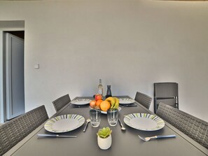 Table, Vaisselle, Propriété, Aliments, Meubles, Bâtiment, Vaisselle, Assiette, Cuisine, Canapé