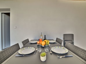 Table, Vaisselle, Propriété, Aliments, Meubles, Bâtiment, Vaisselle, Assiette, Cuisine, Canapé