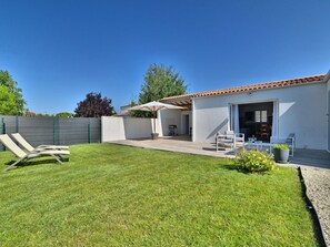 Ciel, Plante, Bâtiment, Fenêtre, Arbre, Ombre, Lot Terre, Design Intérieur, Herbe, Maison