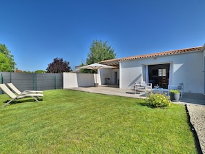 Ciel, Plante, Bâtiment, Fenêtre, Arbre, Ombre, Lot Terre, Design Intérieur, Herbe, Maison