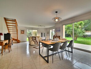 Jour, Bâtiment, Ciel, Bleu Azur, Fenêtre, Architecture, Table, Condominium, Bois, Rayonnage