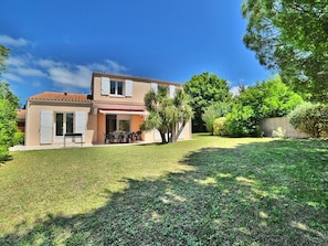 Plante, Ciel, Bâtiment, Fenêtre, Nuage, Arbre, Paysage Naturel, Lot Terre, Maison, Herbe