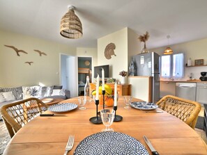 Jour, Bâtiment, Ciel, Bleu Azur, Fenêtre, Architecture, Table, Condominium, Bois, Rayonnage