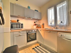 Jour, Bâtiment, Ciel, Bleu Azur, Fenêtre, Architecture, Table, Condominium, Bois, Rayonnage