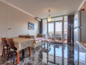 Table, Furniture, Property, Water, Couch, Chair, Wood, Interior Design, Swimming Pool, Architecture